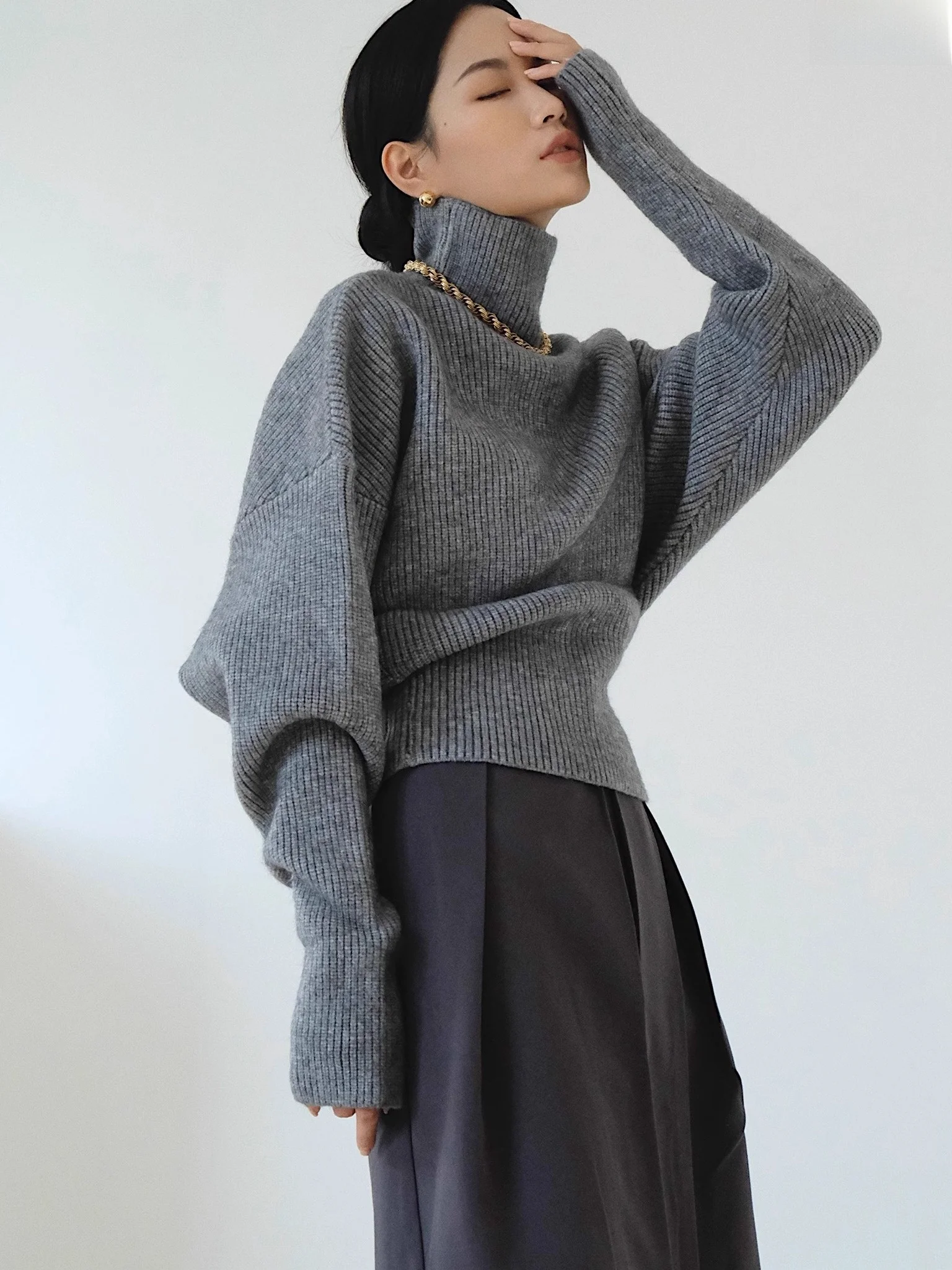 Женский утепленный свитер с высоким воротником, вязаный топ с рукавами «летучая мышь», модная осенне-зимняя одежда с завышенной талией
Женский утепленный свитер с высоким воротником, вязаный топ с рукавами «летучая мышь», модная осенне-зимняя одежда с завышенной талией