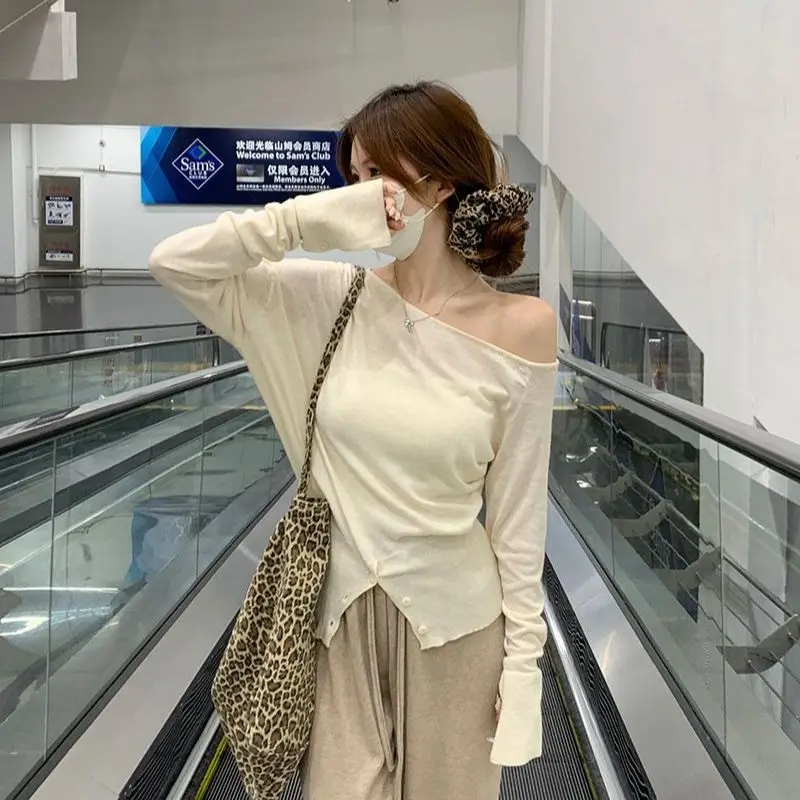 Наряд в ленивом стиле с открытыми плечами, свободный свитер с одним воротником и боковым воротником для женщин, топ с разрезом на пуговицах 
Наряд в ленивом стиле с открытыми плечами, свободный свитер с одним воротником и боковым воротником для женщин, топ с разрезом на пуговицах