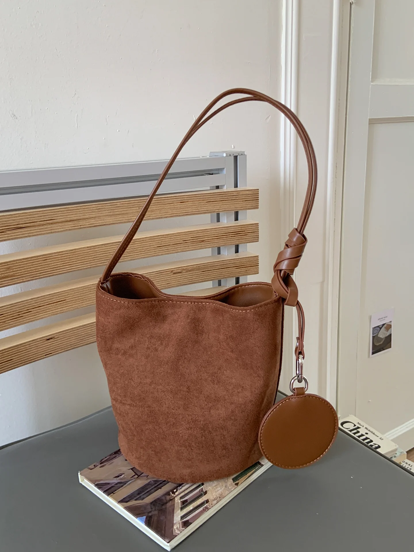 Elegant Women's Suede Bucket Bag Fashionable Shoulder Bag Casual Style Soft Leather Handbag Magnetic Buckle Closure Daily Use
Elegant Women's Suede Bucket Bag Fashionable Shoulder Bag Casual Style Soft Leather Handbag Magnetic Buckle Closure Daily Use