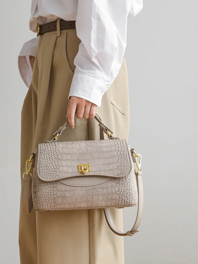 Elegant Commuter Women's Handbag Stylish Shoulder Crossbody Bag Fashionable Single-shoulder Satchel Mom's Bag Retro Style
Elegant Commuter Women's Handbag Stylish Shoulder Crossbody Bag Fashionable Single-shoulder Satchel Mom's Bag Retro Style