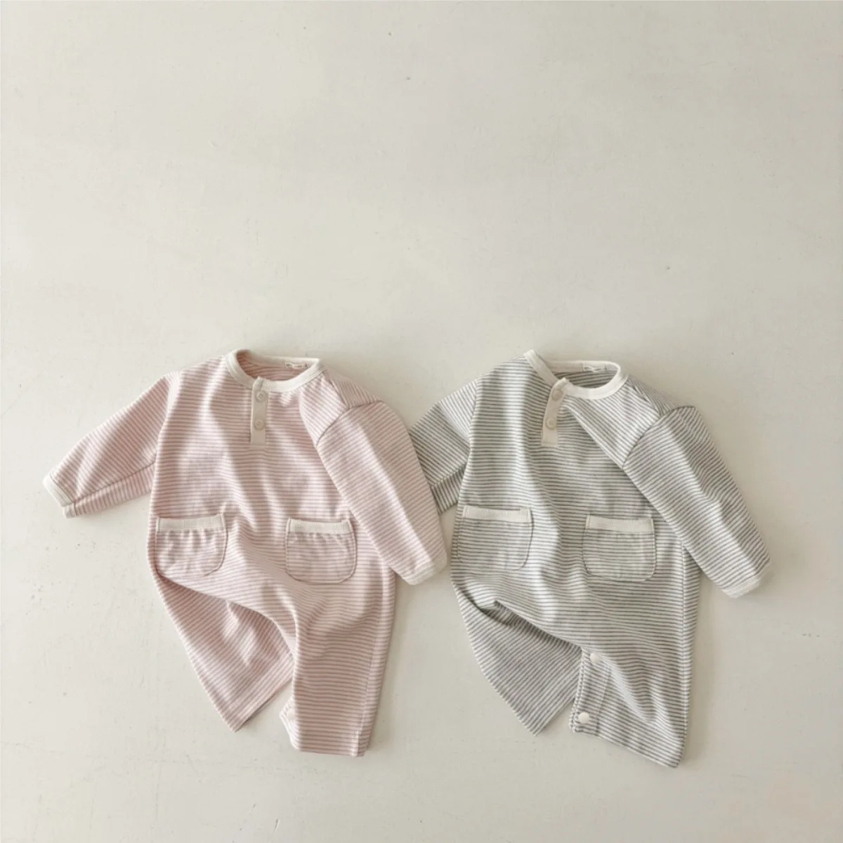 Осень 2022, новый детский повседневный полосатый комбинезон для новорожденных, хлопковый комбинезон с длинными рукавами для мальчиков и девочек, свободная одежда для малышей, От 0 до 24 месяцев
Осень 2022, новый детский повседневный полосатый комбинезон для новорожденных, хлопковый комбинезон с длинными рукавами для мальчиков и девочек, свободная одежда для малышей, От 0 до 24 месяцев