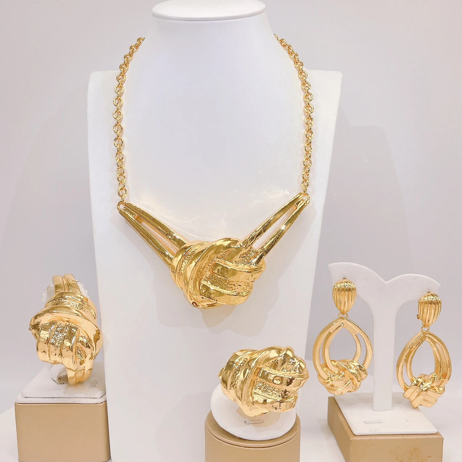 African wholesale jewelry set Dubai gold plated 18k lightweight ladies party banquet jewelry
African wholesale jewelry set Dubai gold plated 18k lightweight ladies party banquet jewelry