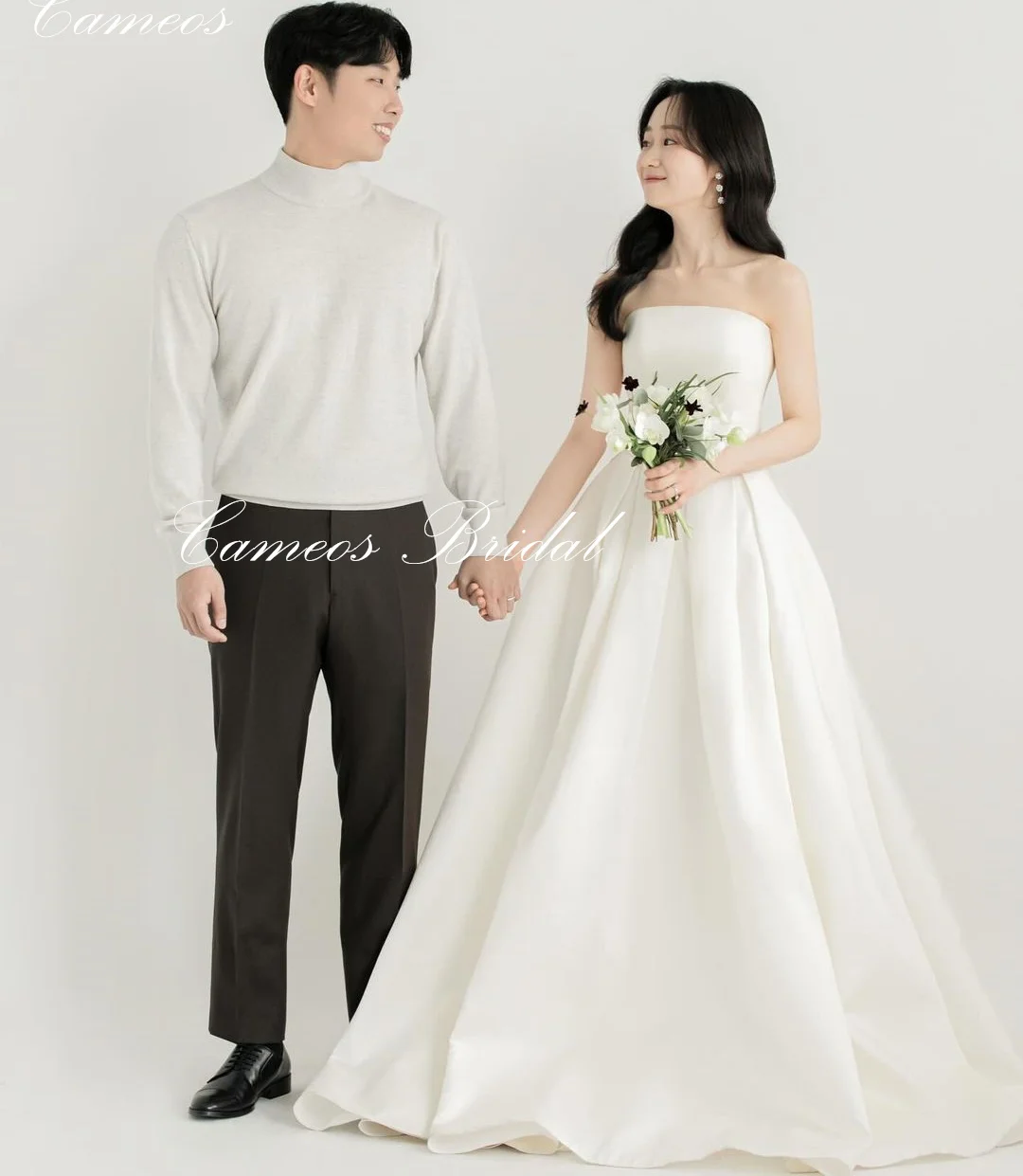 SONDR Korea Strapless A-Line Wedding Dress Custom Made Formal Bride Dress Ivory 웨딩드레스 Satin Sleeveless Wedding Gown Bridal
SONDR Korea Strapless A-Line Wedding Dress Custom Made Formal Bride Dress Ivory 웨딩드레스 Satin Sleeveless Wedding Gown Bridal