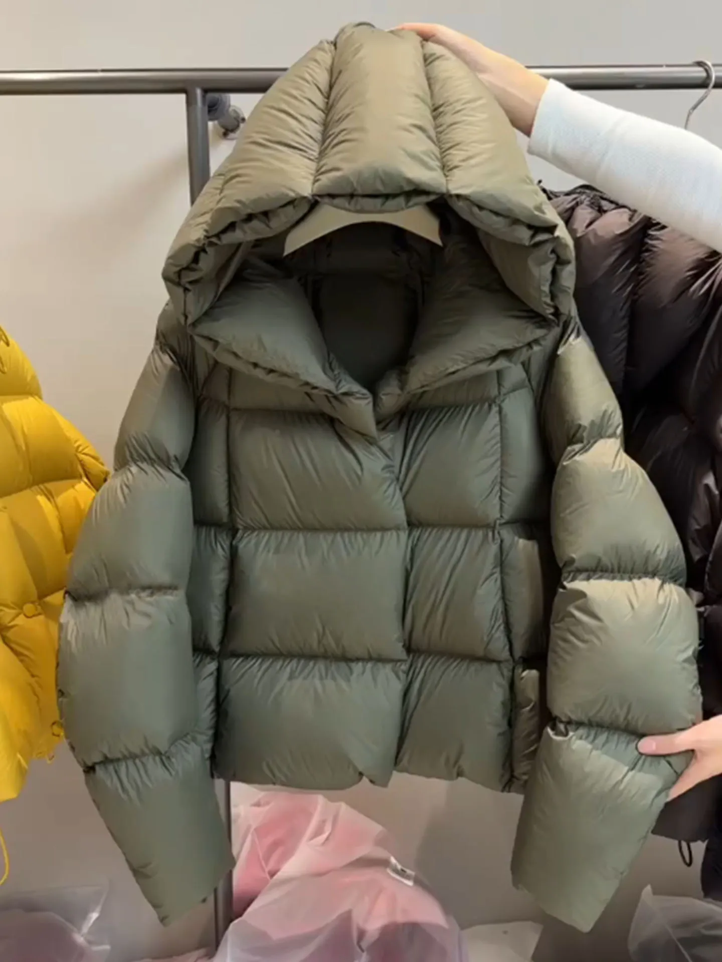 Уникальная женская укороченная куртка-пуховик 2025 года, новая зимняя модель с капюшоном, утепленная, маленького размера, для повседневной носки, модная верхняя одежда
Уникальная женская укороченная куртка-пуховик 2025 года, новая зимняя модель с капюшоном, утепленная, маленького размера, для повседневной носки, модная верхняя одежда