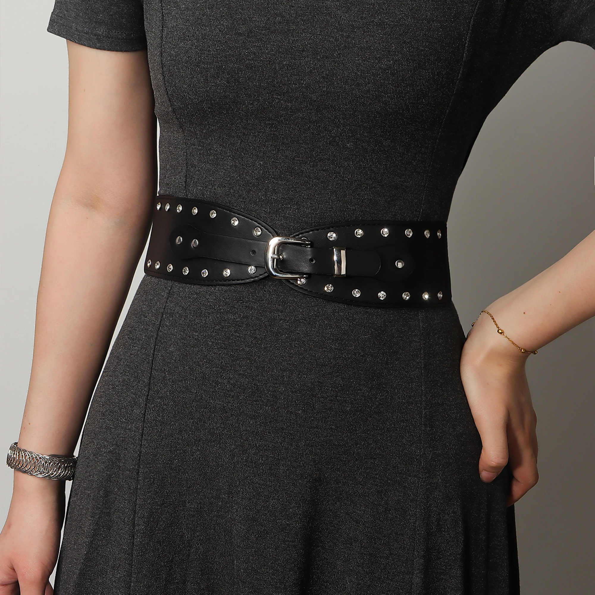 Новый эластичный пояс со стразами для женщин разместить ощущение элитной моды и пар хорошо с юбками, костюмами, рубашкой и ремнями.
Новый эластичный пояс со стразами для женщин разместить ощущение элитной моды и пар хорошо с юбками, костюмами, рубашкой и ремнями.