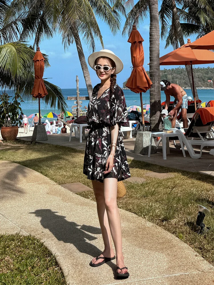 Стильный винтажный комбинезон с цветочным принтом, шорты с высокой талией, прямые штанины, тонкая полиэстеровая ткань, весенняя коллекция для женщин.
Стильный винтажный комбинезон с цветочным принтом, шорты с высокой талией, прямые штанины, тонкая полиэстеровая ткань, весенняя коллекция для женщин.