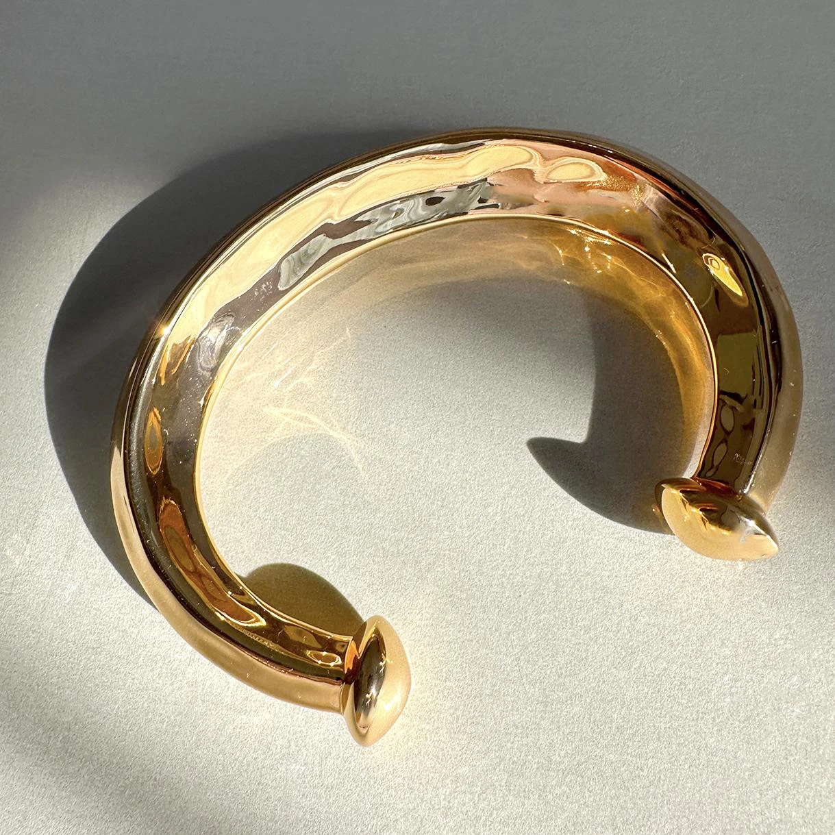 Европа Америка Высокое качество латунный золотой роскошный браслет женский дизайнерский стиль популярные ювелирные изделия
Европа Америка Высокое качество латунный золотой роскошный браслет женский дизайнерский стиль популярные ювелирные изделия