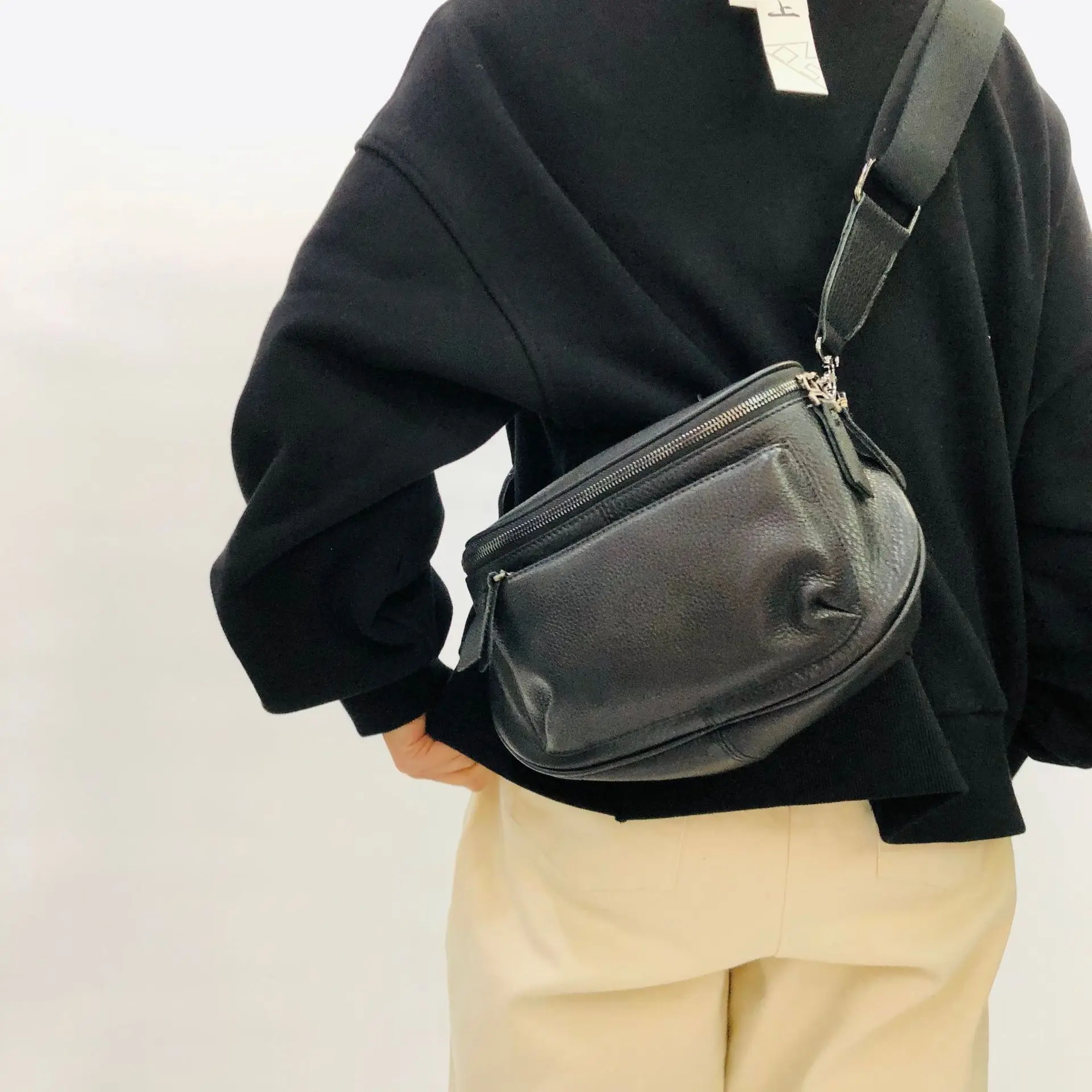 Genuine Leather Handcrafted Top Layer Cowhide Saddle Chest Multi-functional Multi-compartment Single Cross Body Designer Luxury
Genuine Leather Handcrafted Top Layer Cowhide Saddle Chest Multi-functional Multi-compartment Single Cross Body Designer Luxury