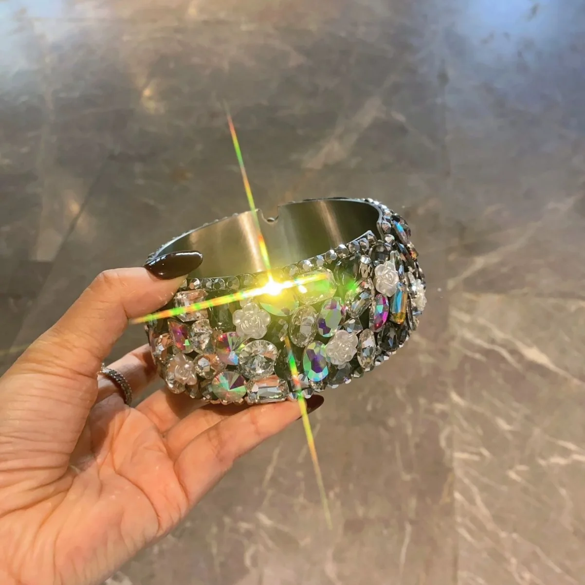 Diamond-encrusted Metal Stainless Steel Ashtray Advanced High-grade Windproof Design Women's Ashtray
Diamond-encrusted Metal Stainless Steel Ashtray Advanced High-grade Windproof Design Women's Ashtray