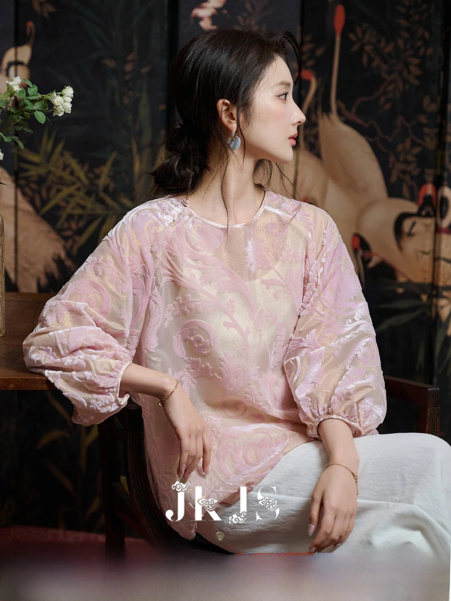 Loose Fit Velvet Shirt Women's Style Lantern Sleeve Top Pink Burned Flower Design Comfortable Sensation Chinese New Style
Loose Fit Velvet Shirt Women's Style Lantern Sleeve Top Pink Burned Flower Design Comfortable Sensation Chinese New Style
