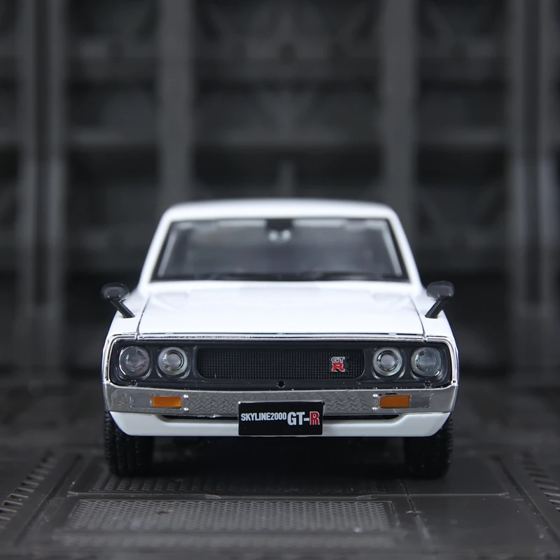 Maisto 1:24 Simulated Nissan Skyline 2000GT-R alloy car model doors can be opened finely crafted, and of good quality
Maisto 1:24 Simulated Nissan Skyline 2000GT-R alloy car model doors can be opened finely crafted, and of good quality