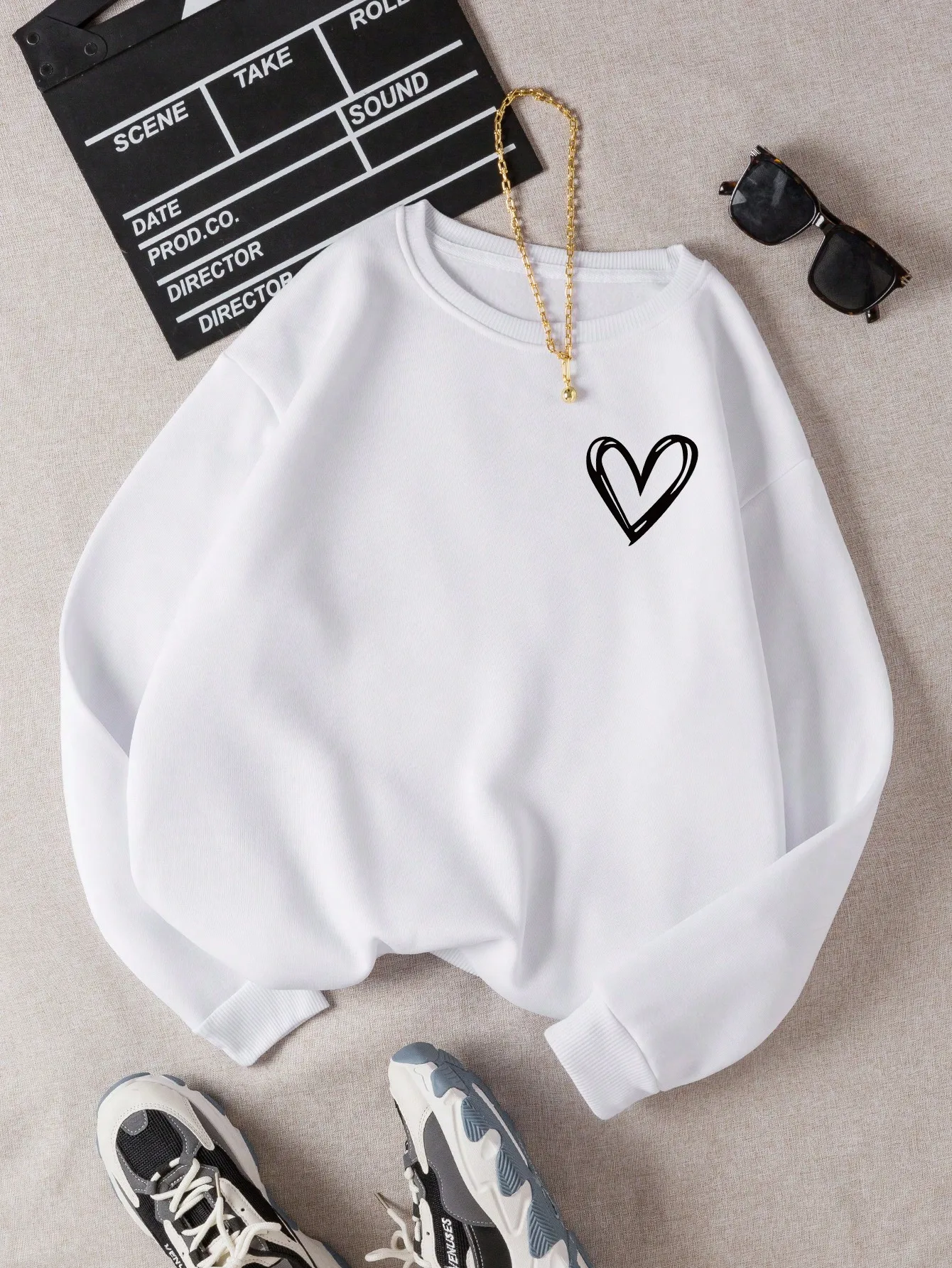 White Heart Print Long Sleeve Sweatshirt for Women, Casual Fall Outfit, Back to School & Graduation
White Heart Print Long Sleeve Sweatshirt for Women, Casual Fall Outfit, Back to School & Graduation