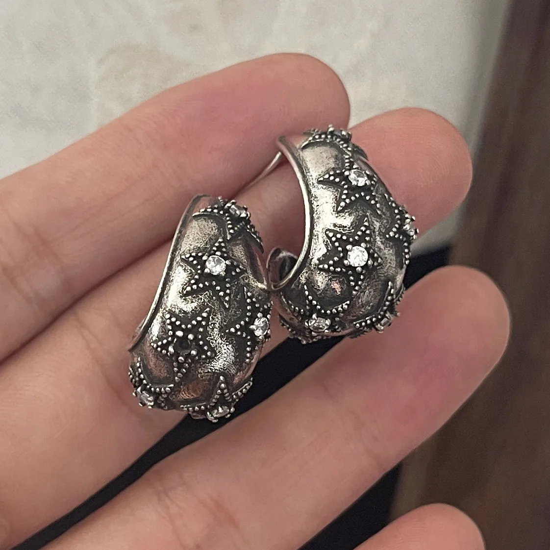 Винтажные серьги из стерлингового серебра 925 пробы для женщин, модные простые серьги в стиле ретро с цирконием и луной, ювелирные изделия, предотвращающие аллергию, аксессуары для вечеринок
Винтажные серьги из стерлингового серебра 925 пробы для женщин, модные простые серьги в стиле ретро с цирконием и луной, ювелирные изделия, предотвращающие аллергию, аксессуары для вечеринок