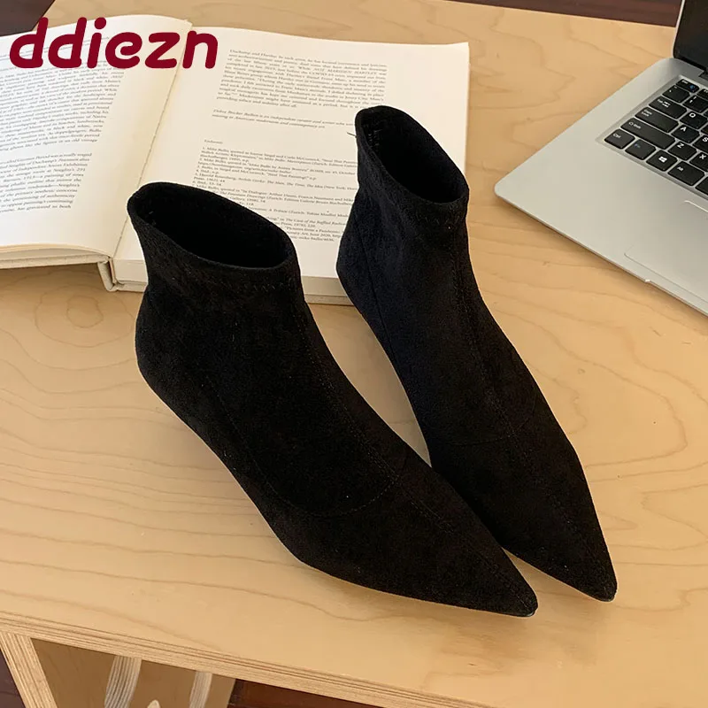 Модные элегантные женские ботильоны из флока на низком каблуке, женские короткие современные ботинки с острым носком, туфли-лодочки, обувь 2025 
Модные элегантные женские ботильоны из флока на низком каблуке, женские короткие современные ботинки с острым носком, туфли-лодочки, обувь 2025