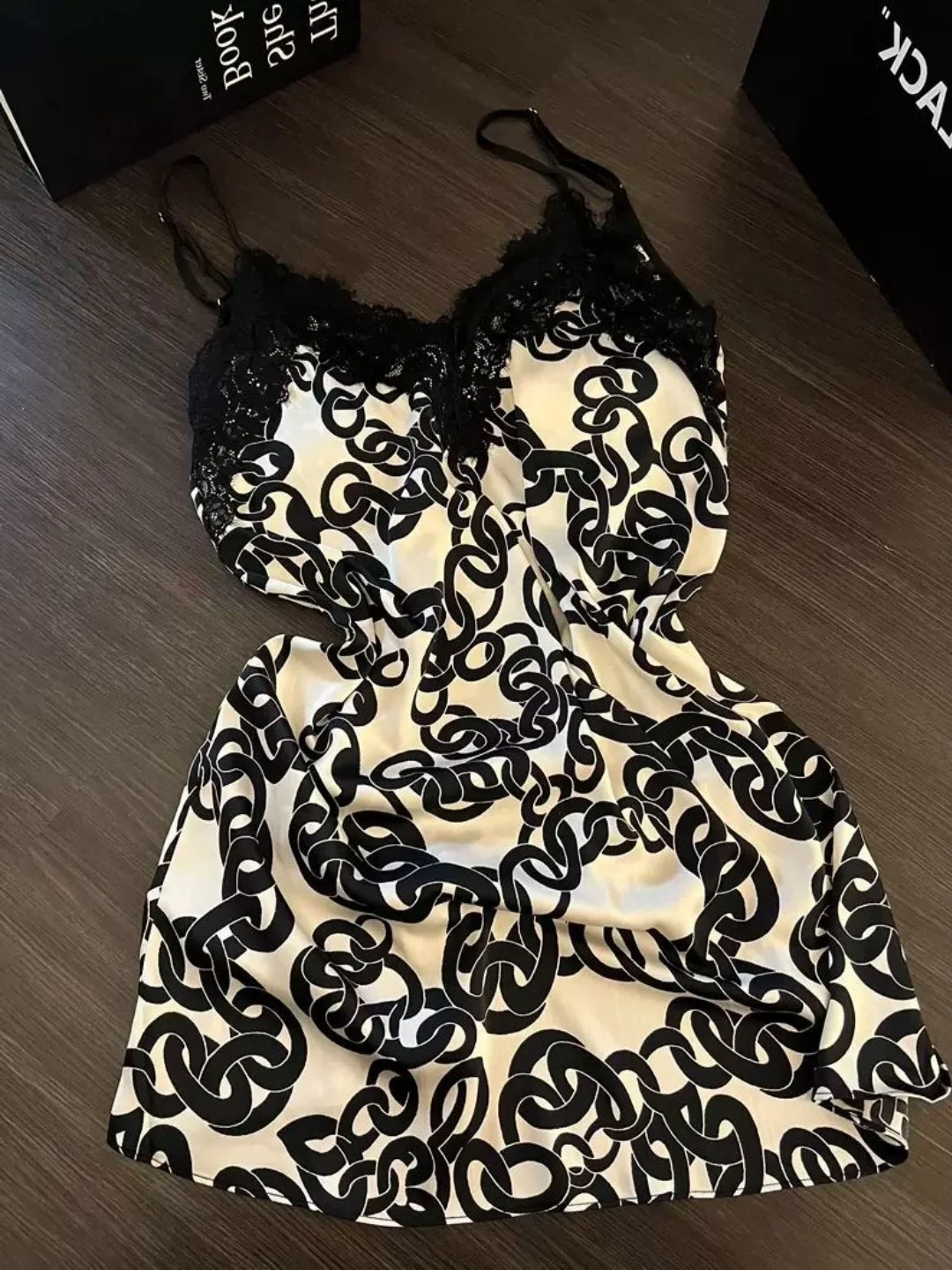 Pure Desire Large Size Lace Splice V-neck Sleep Dress Ice Silk Thin Summer Strap Sleep Dress Floral Pattern Casual Home Wear
Pure Desire Large Size Lace Splice V-neck Sleep Dress Ice Silk Thin Summer Strap Sleep Dress Floral Pattern Casual Home Wear