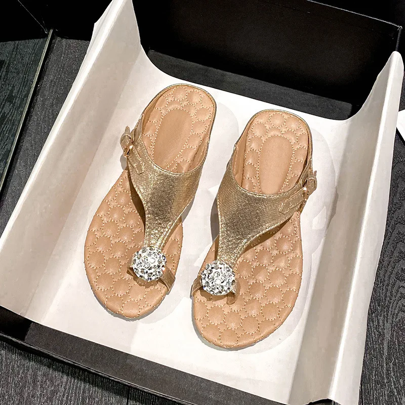 Summer 2026 Women's Flat Bottom Sandals Rhinestone Slip-On Beach Shoes Bohemian Crossbody Flip Flops Casual PU Material
Summer 2026 Women's Flat Bottom Sandals Rhinestone Slip-On Beach Shoes Bohemian Crossbody Flip Flops Casual PU Material