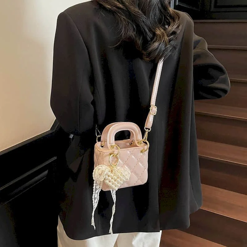 Новинка 2023 года, сумки для женщин, мини-корейский стиль, универсальные роскошные сумки через плечо с ромбовидной сеткой, офисные женские сумки на плечо Daifei
Новинка 2023 года, сумки для женщин, мини-корейский стиль, универсальные роскошные сумки через плечо с ромбовидной сеткой, офисные женские сумки на плечо Daifei