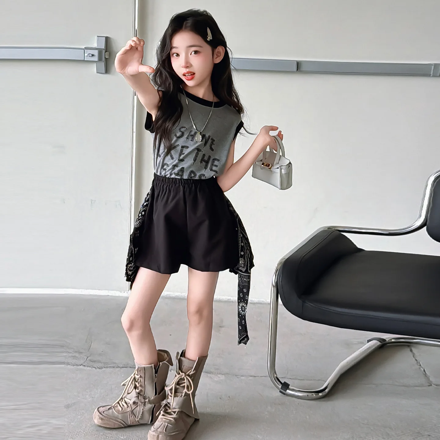 Teen Girls Set Fashion Letter Print T-Shirts+Vintage Curtain Shorts Two Pieces Suit Korean Casual Summer Children Clothing Sets
Teen Girls Set Fashion Letter Print T-Shirts+Vintage Curtain Shorts Two Pieces Suit Korean Casual Summer Children Clothing Sets