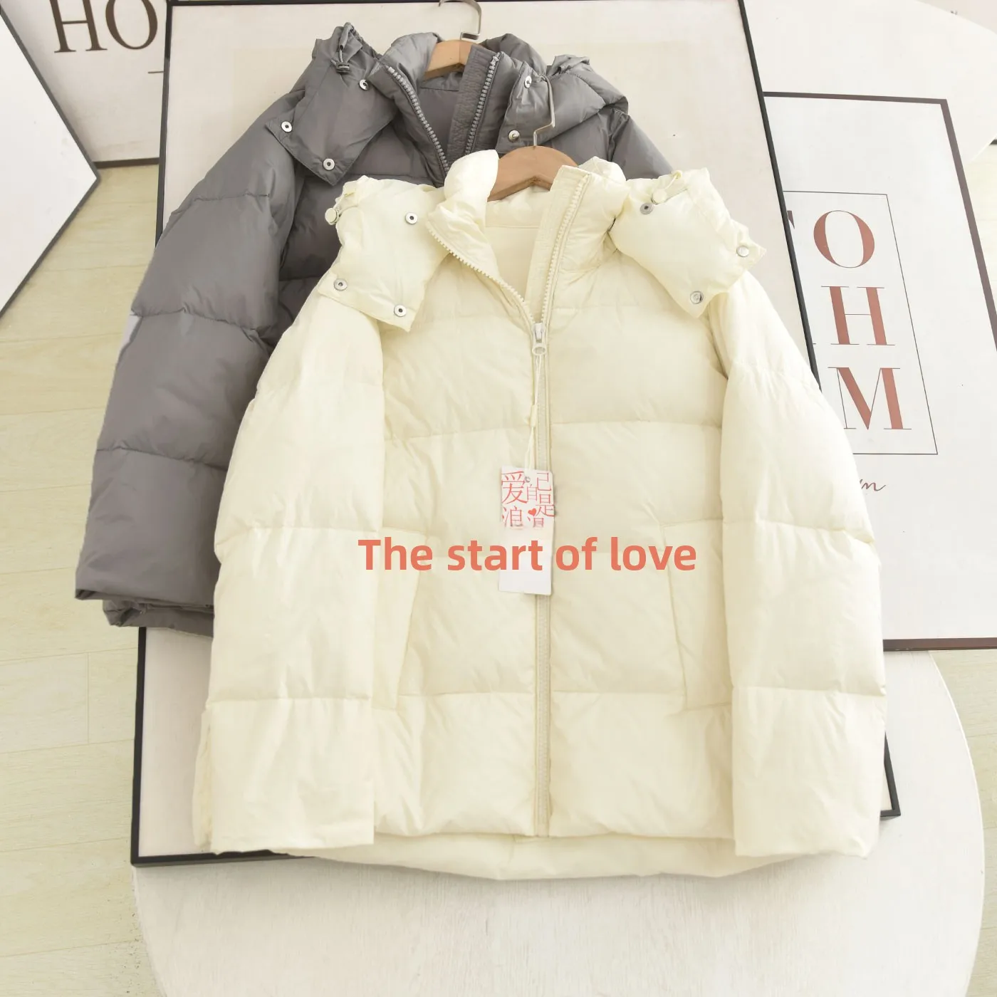 Casual Loose Women's down Jacket 2025 Winter New Style Simple Match Hat Design Warm Long Sleeve Zipper Closure Color
Casual Loose Women's down Jacket 2025 Winter New Style Simple Match Hat Design Warm Long Sleeve Zipper Closure Color