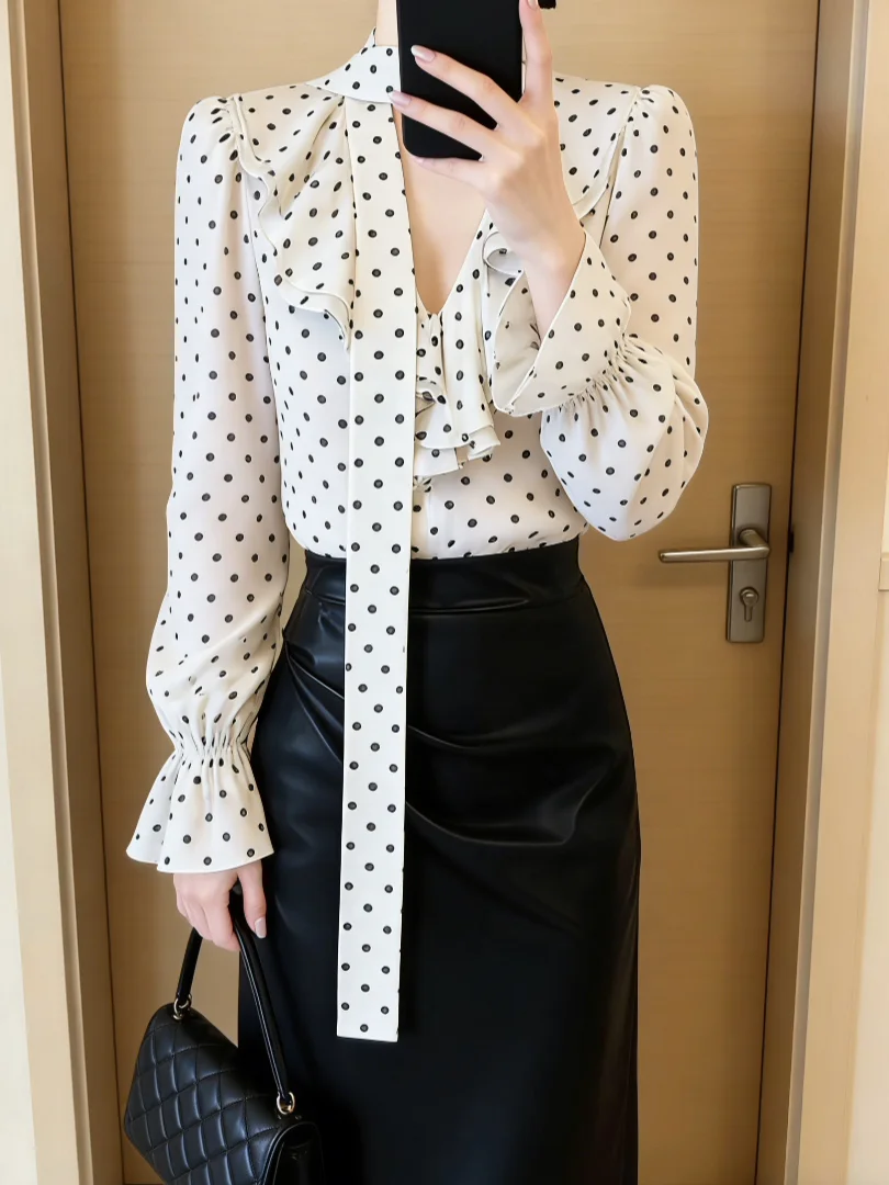 Retro Polka Dot Bell Sleeve V Neck Blouse Women's Design Sense Flounce Spring Fashion Commute Style Loose Fit Long Sleeve
Retro Polka Dot Bell Sleeve V Neck Blouse Women's Design Sense Flounce Spring Fashion Commute Style Loose Fit Long Sleeve
