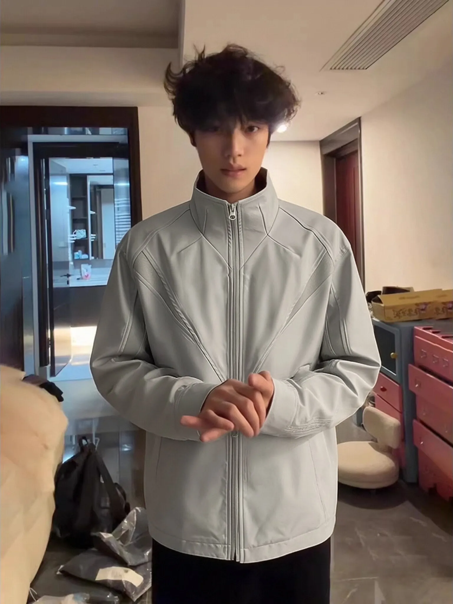 Мужская демисезонная куртка-бомбер в американском стиле с воротником-стойкой, деконструированным пэчворком и мягкими вставками, стандартный крой
Мужская демисезонная куртка-бомбер в американском стиле с воротником-стойкой, деконструированным пэчворком и мягкими вставками, стандартный крой