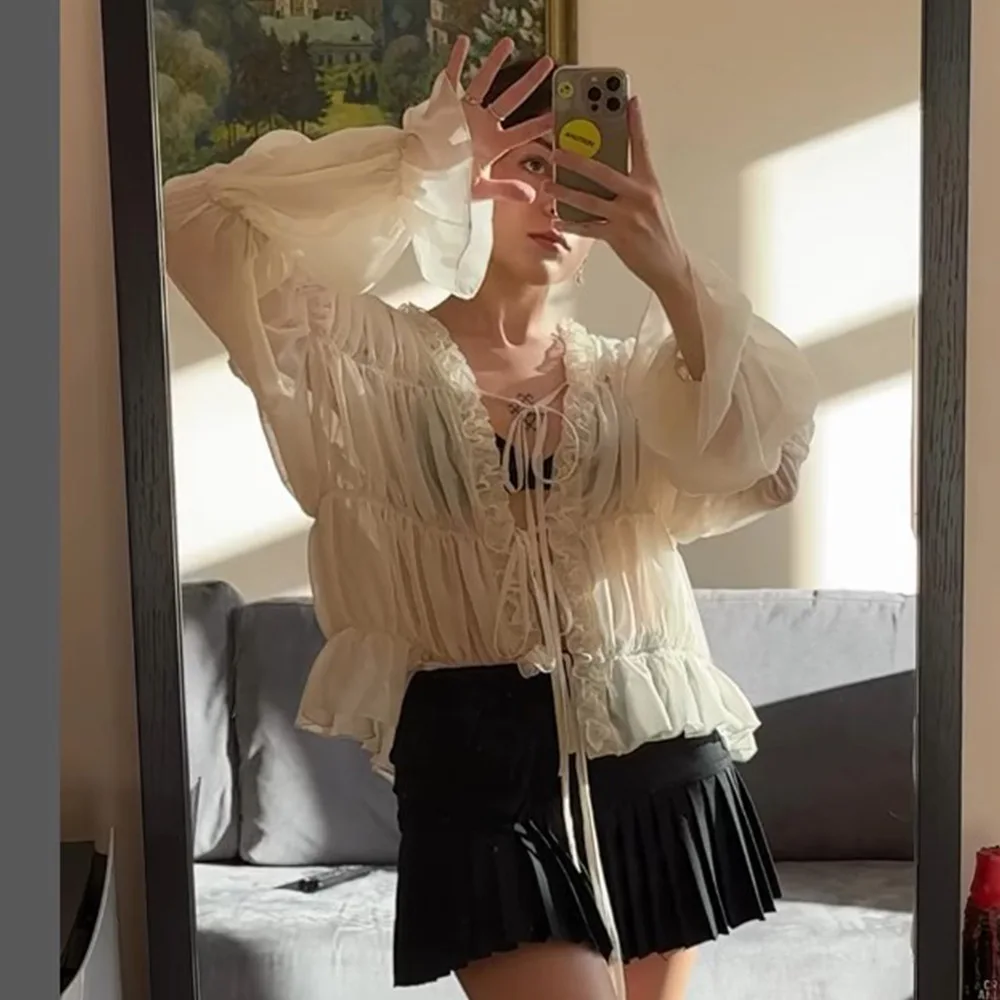 Элегантная многослойная плиссированная рубашка с листьями лотоса, весенне-летняя женская модная однотонная свободная мягкая повседневная рубашка с v-образным вырезом и микроперспективой
Элегантная многослойная плиссированная рубашка с листьями лотоса, весенне-летняя женская модная однотонная свободная мягкая повседневная рубашка с v-образным вырезом и микроперспективой