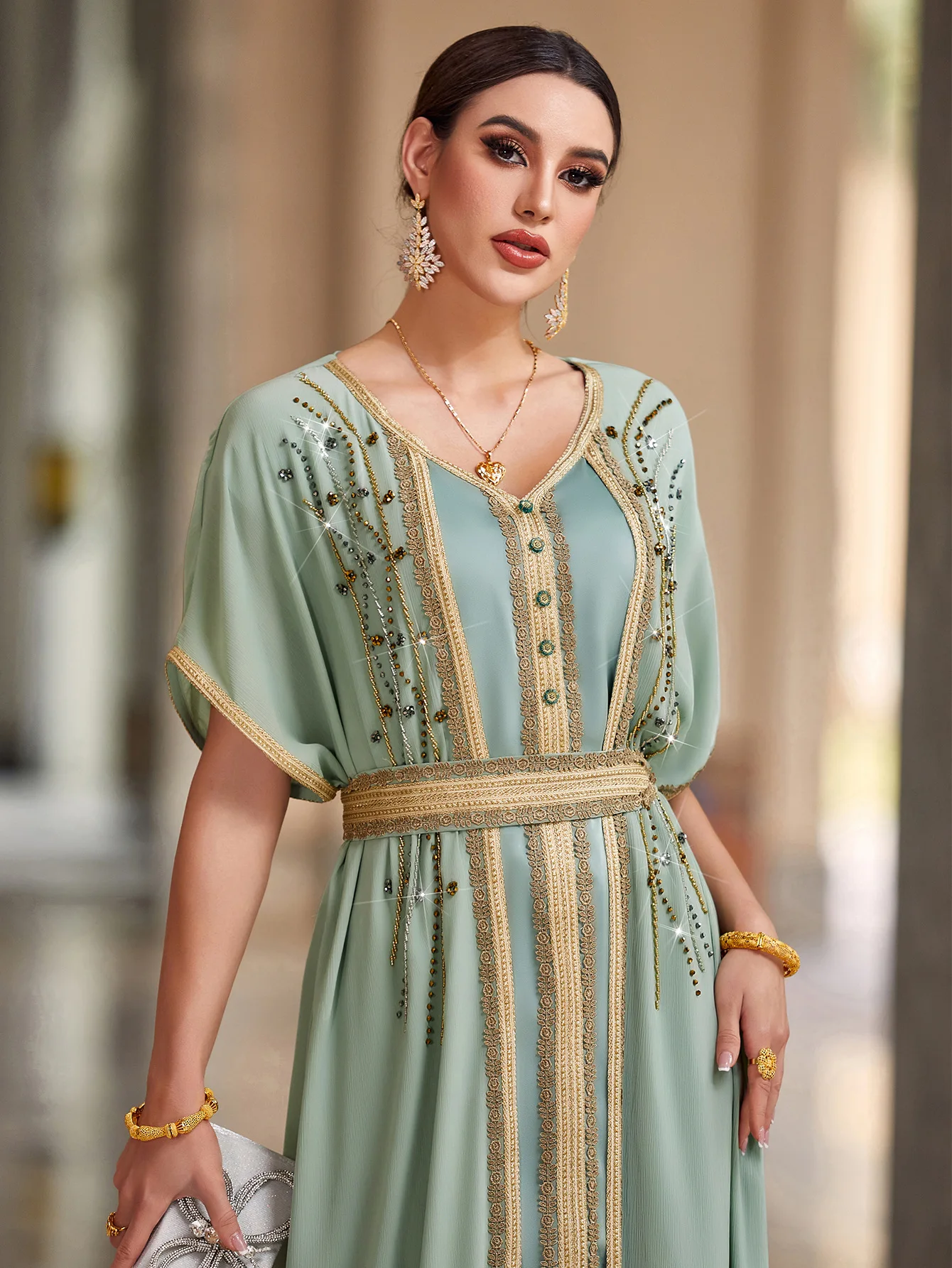 Muslim women's light green V-neck woven ribbon spliced long dress with gold thread edging, waist cinched wide waist cross skirt
Muslim women's light green V-neck woven ribbon spliced long dress with gold thread edging, waist cinched wide waist cross skirt
