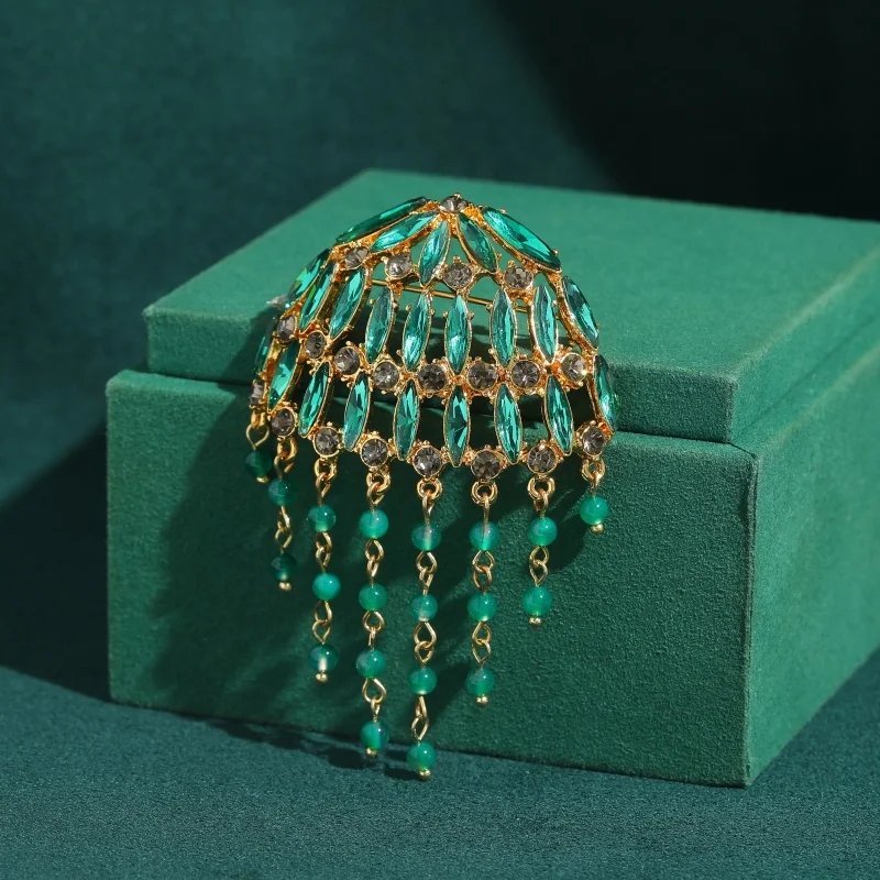 Vintage Large Emerald Beads Crystal Brooches Tassel Gold Color For Woman Dress Party Luxury Brand Jewelry New Retro Accessories
Vintage Large Emerald Beads Crystal Brooches Tassel Gold Color For Woman Dress Party Luxury Brand Jewelry New Retro Accessories