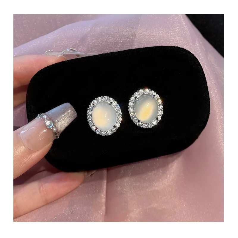 New Chinese Imitation White Chalcedony Oval Stud Earrings Girls Retro Niche Design Sense Zircon Geometric Earrings New
New Chinese Imitation White Chalcedony Oval Stud Earrings Girls Retro Niche Design Sense Zircon Geometric Earrings New