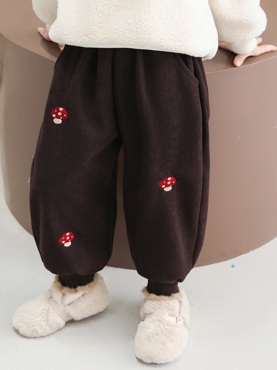 Утепленные флисовые брюки для девочек с узором, зимние модные теплые повседневные штаны с высокой талией, длинные леггинсы для детей
Утепленные флисовые брюки для девочек с узором, зимние модные теплые повседневные штаны с высокой талией, длинные леггинсы для детей