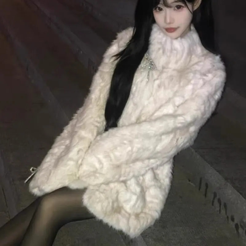 Women's Stand Collar Faux Fox Fur Coat Chunky Plush Warm Jackets Coats 2025 Autumn Winter Jacket with Thicken Pile Lining Tops
Women's Stand Collar Faux Fox Fur Coat Chunky Plush Warm Jackets Coats 2025 Autumn Winter Jacket with Thicken Pile Lining Tops