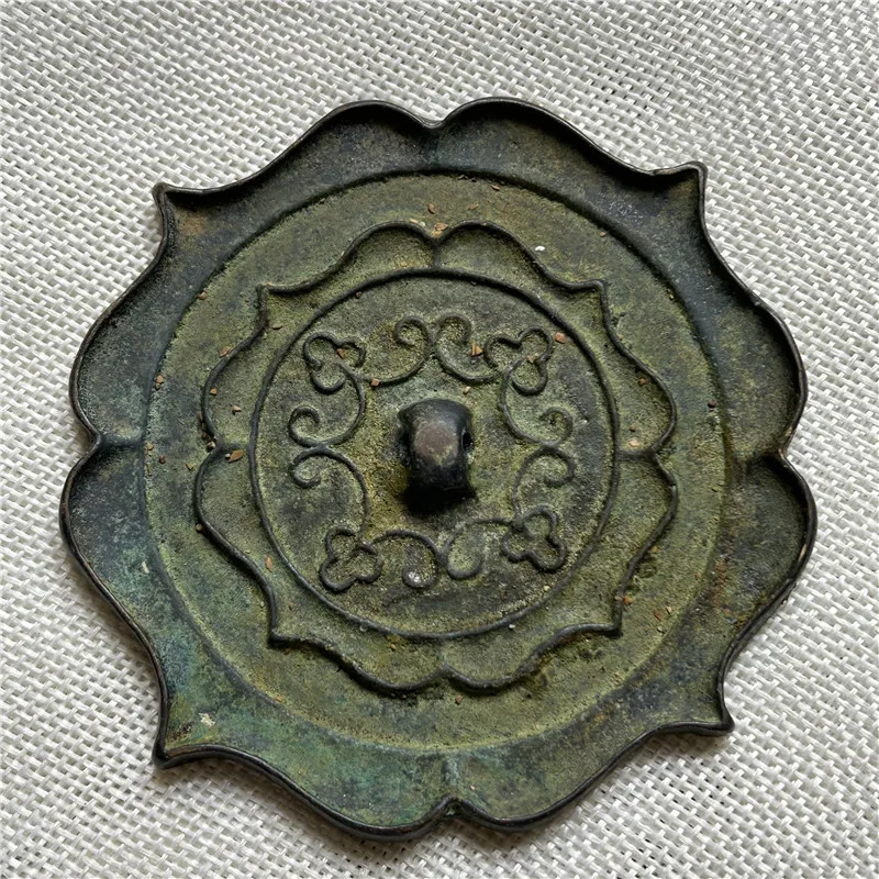 Bronze Crafts: Han Dynasty Green Rust Bronze Mirror 1571 with Thick and Thick Coating
Bronze Crafts: Han Dynasty Green Rust Bronze Mirror 1571 with Thick and Thick Coating