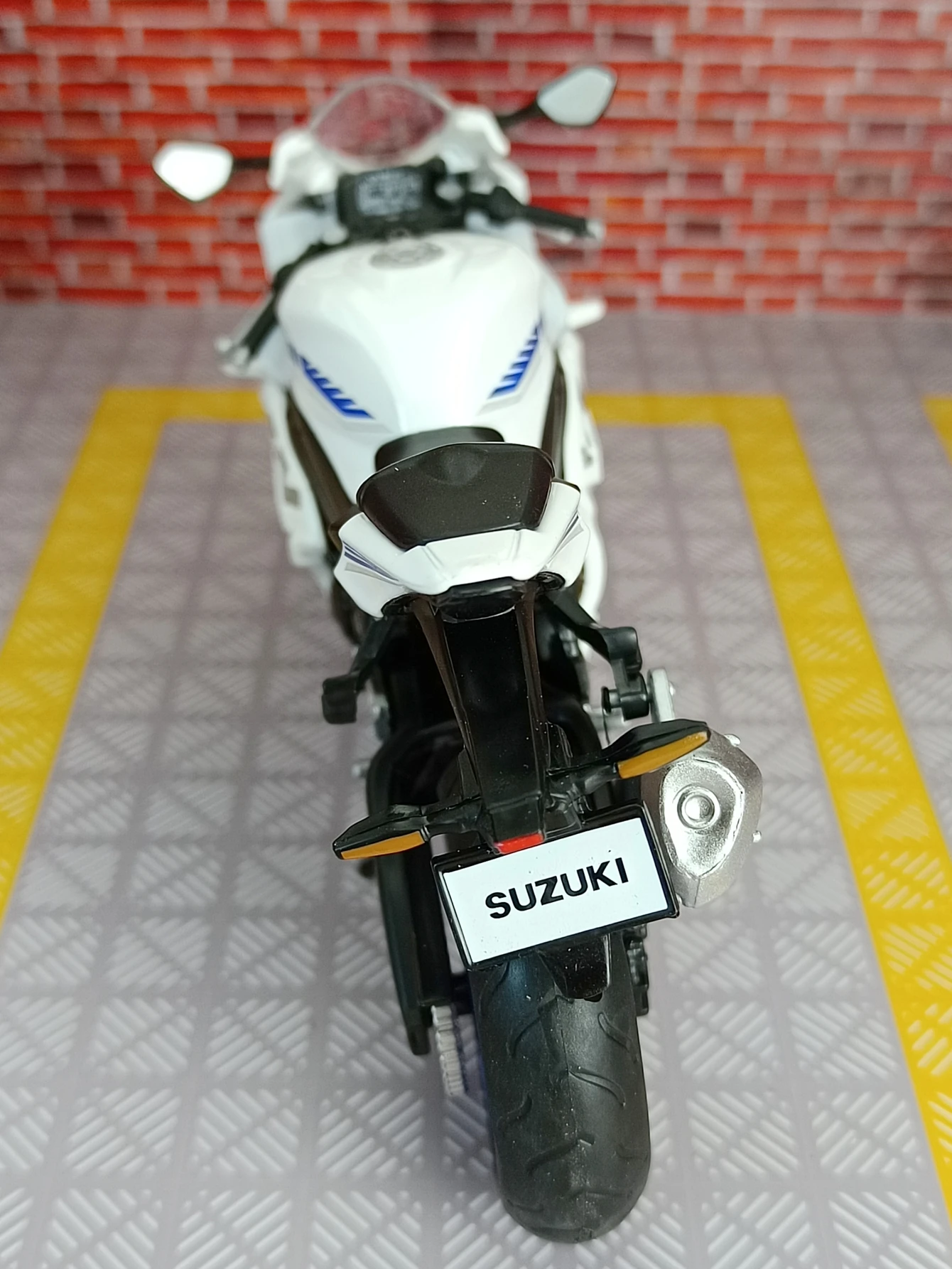 CCA 1:12 Simulation Suzuki GSX-R1000 Motorcycle Alloy Model Car Desktop Motorcycle Ornament Collection suitable for collection
CCA 1:12 Simulation Suzuki GSX-R1000 Motorcycle Alloy Model Car Desktop Motorcycle Ornament Collection suitable for collection