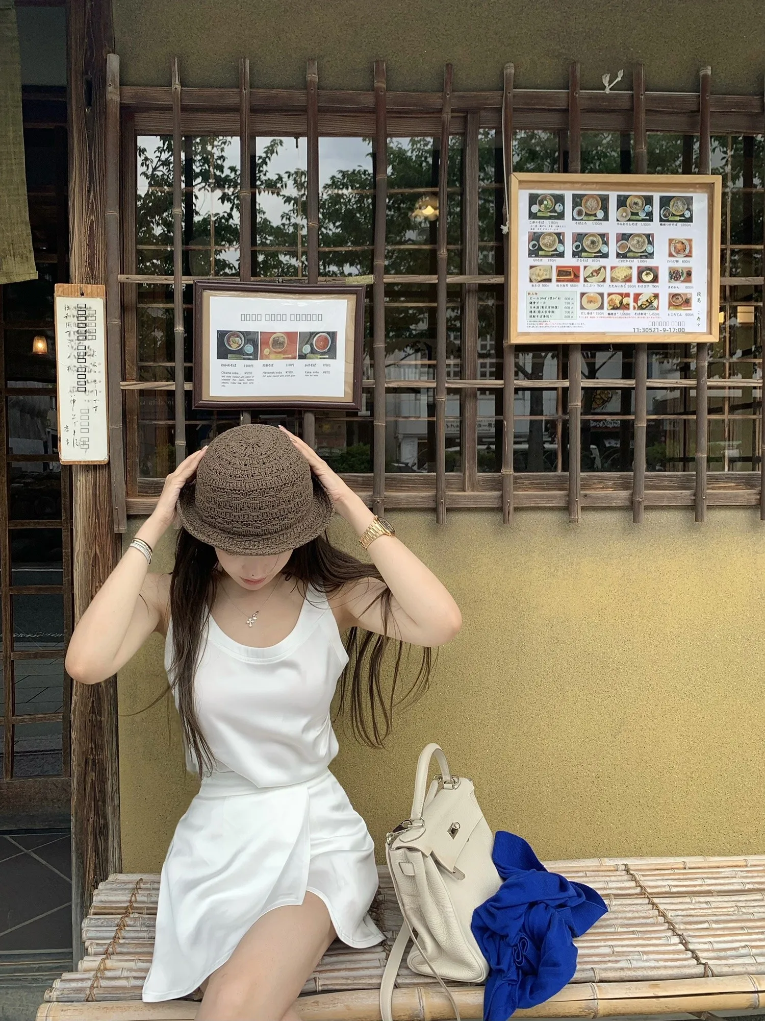 Комплект из двух предметов: топ-жилет из высококачественного нежного атласа и белая юбка. Модный летний женский наряд.
Комплект из двух предметов: топ-жилет из высококачественного нежного атласа и белая юбка. Модный летний женский наряд.