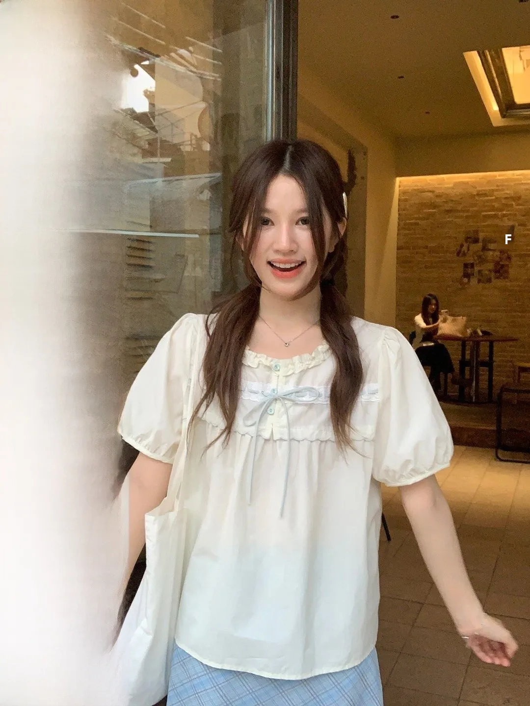 Рубашка в корейском ретро-стиле с завязками и воротником с рюшами, дизайн с цветовыми блоками, милый стиль, хлопковый топ с пышными рукавами для девочек
Рубашка в корейском ретро-стиле с завязками и воротником с рюшами, дизайн с цветовыми блоками, милый стиль, хлопковый топ с пышными рукавами для девочек