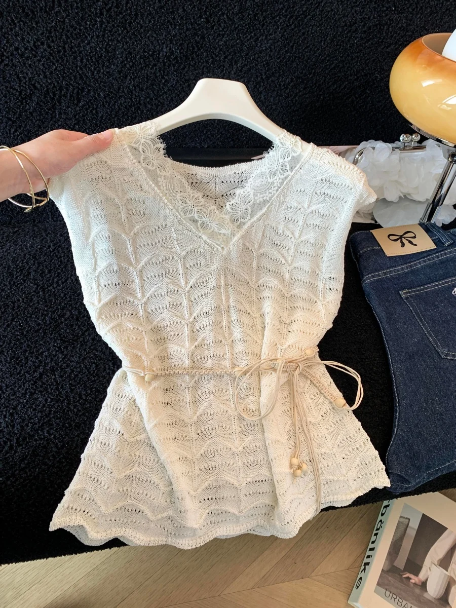 White Lace Trim V-Neck Vest Women's Summer New Unique Thin Belted Waist Cinching Sleeveless Top Outerwear Tie Waist Design
White Lace Trim V-Neck Vest Women's Summer New Unique Thin Belted Waist Cinching Sleeveless Top Outerwear Tie Waist Design