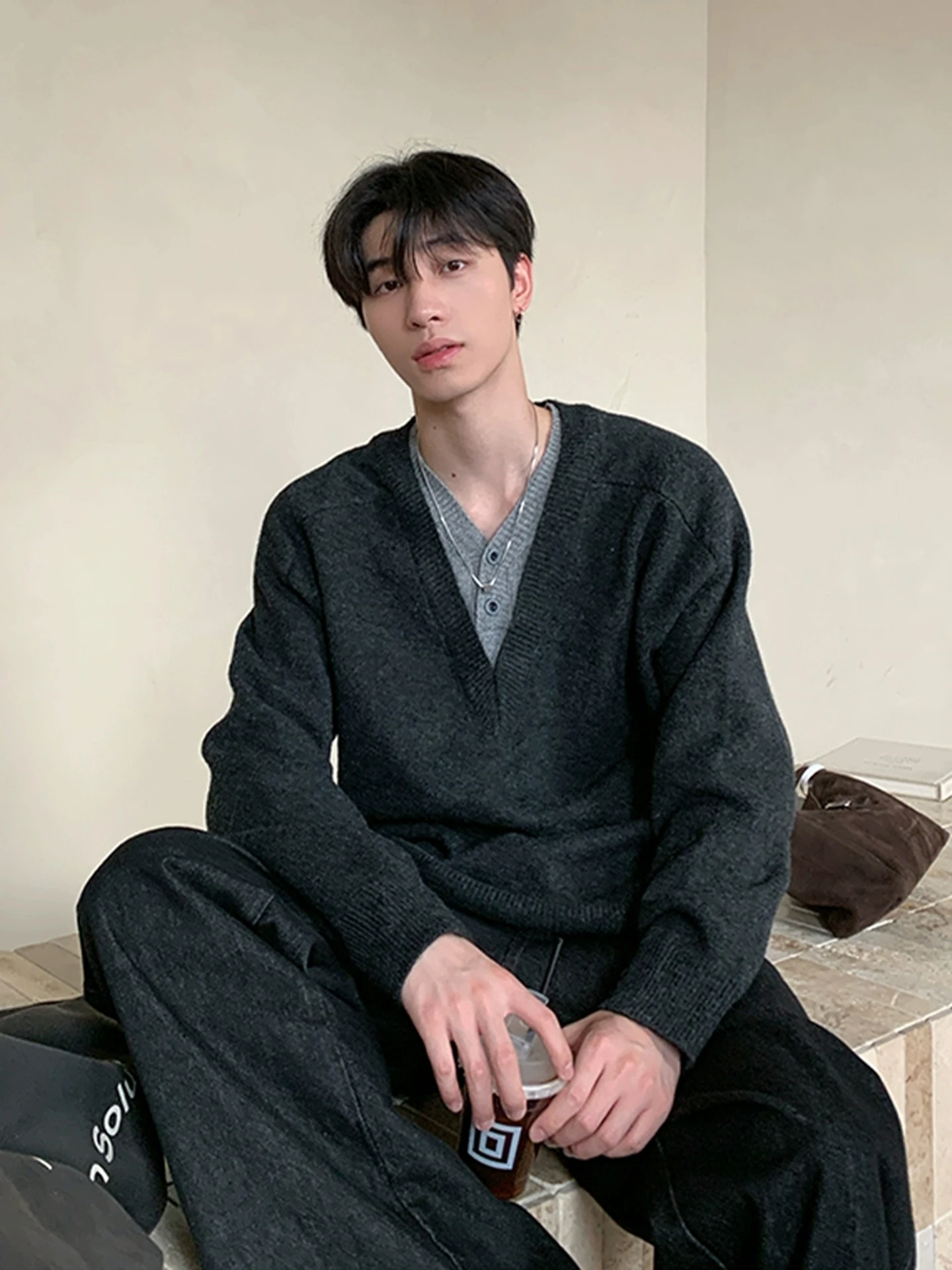 Deep ey American Retro Knitted Sweater Men's Autumn Lazy High-End V-Ne Sweater Fake Two-Piece Outerwear Loose Fit Long Sl...
Deep ey American Retro Knitted Sweater Men's Autumn Lazy High-End V-Ne Sweater Fake Two-Piece Outerwear Loose Fit Long Sl...