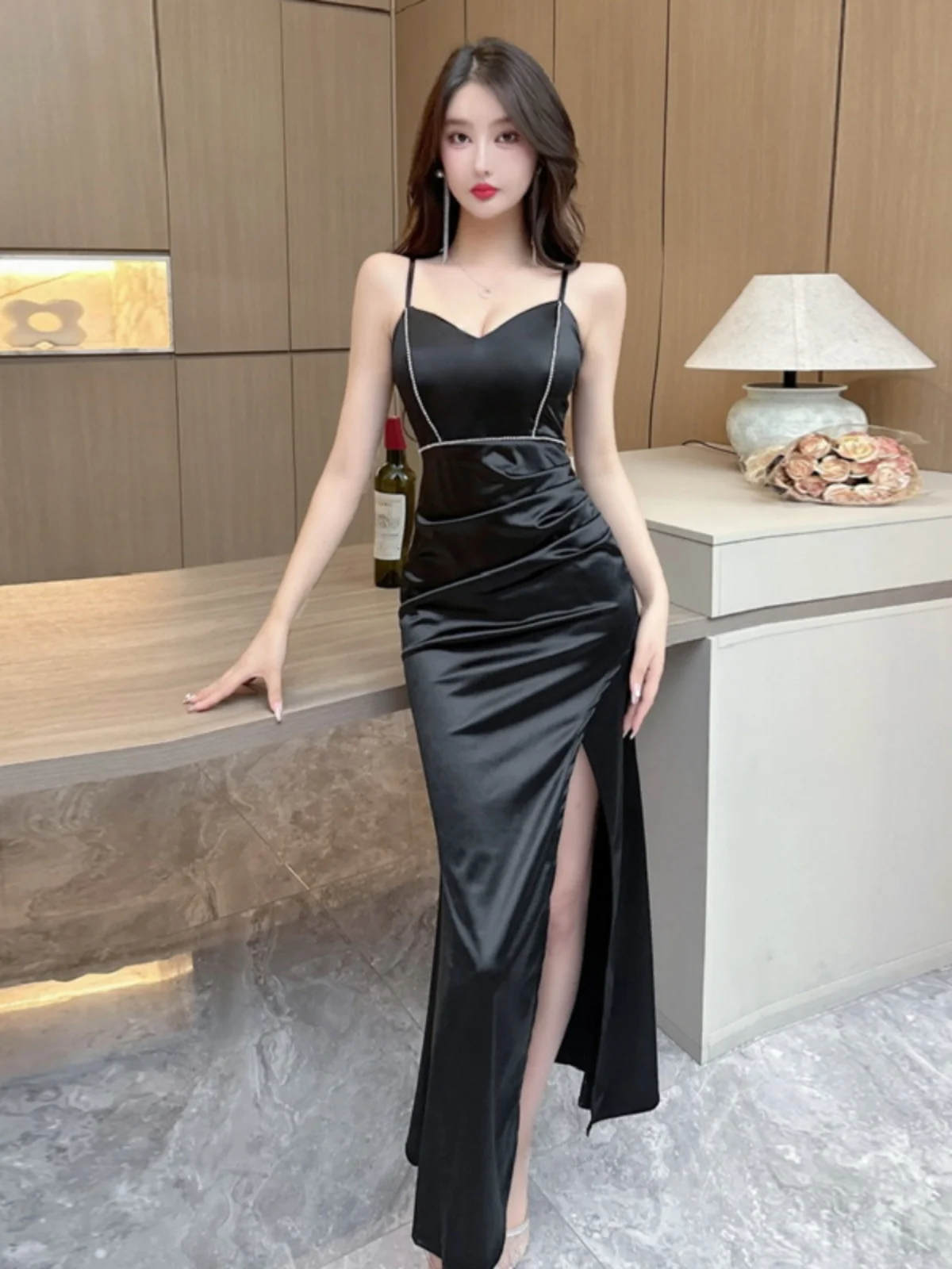 Вечернее платье Hebe Sexy Spicy Girl с низким вырезом на груди, высоким разрезом, подчеркивающим фигуру, средней длины, с завышенной талией
Вечернее платье Hebe Sexy Spicy Girl с низким вырезом на груди, высоким разрезом, подчеркивающим фигуру, средней длины, с завышенной талией