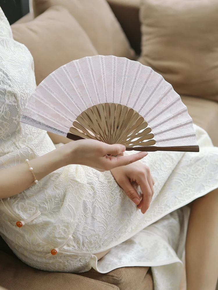 Chinese souvenir Handmade folding fan high-grade lace retro small fan cheongsam dance hand fan daily bamboo fan home decoration
Chinese souvenir Handmade folding fan high-grade lace retro small fan cheongsam dance hand fan daily bamboo fan home decoration