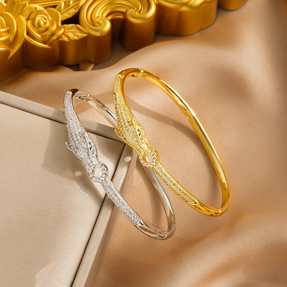 The all-diamond leopard bracelet for women is fashionable and versatile. The leopard bracelet is luxurious
The all-diamond leopard bracelet for women is fashionable and versatile. The leopard bracelet is luxurious