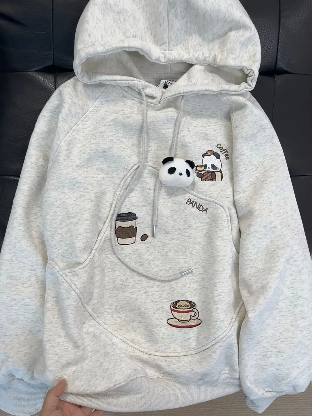 Ретро-американский милый худи с 3D-вышивкой в виде панды, свободный крой, универсальная верхняя одежда, модный хлопковый свитшот для осени...
Ретро-американский милый худи с 3D-вышивкой в виде панды, свободный крой, универсальная верхняя одежда, модный хлопковый свитшот для осени...