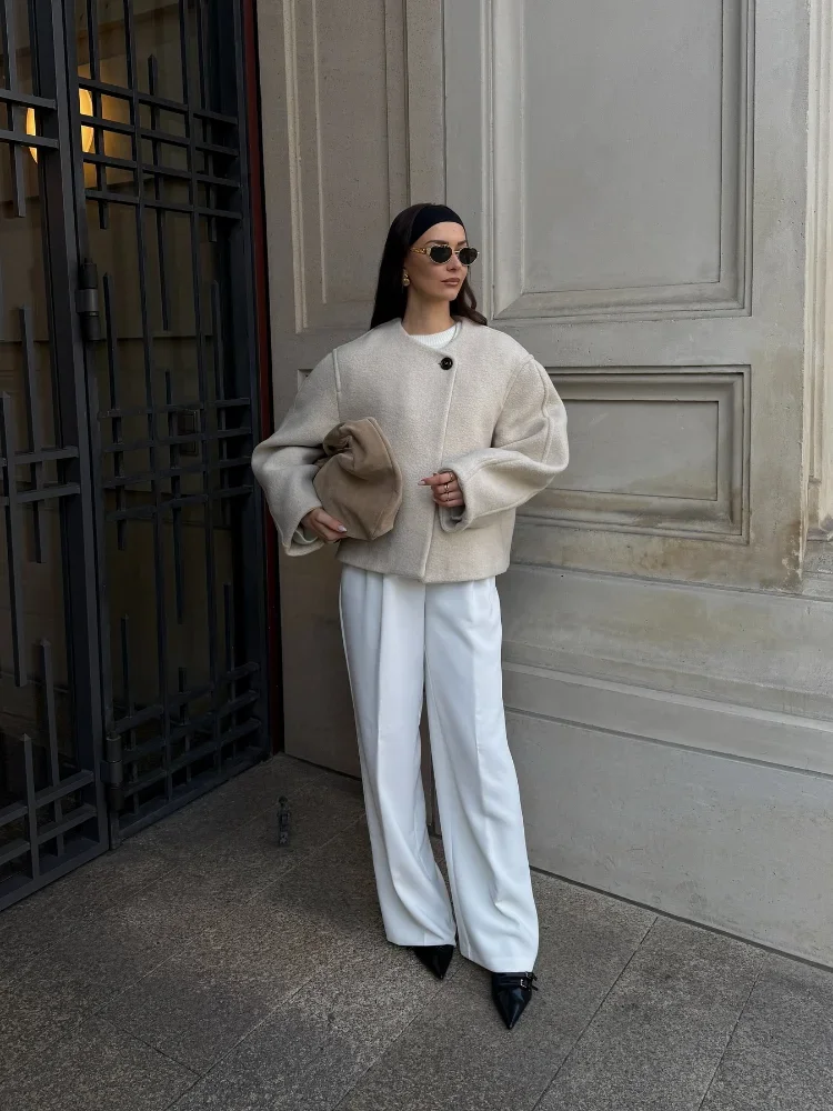 Elegant Solid One Button Wool Jacket Women Chic Full Sleeve O-neck Pleated Short Outerwear New Lady Commute High Street Overcoat
Elegant Solid One Button Wool Jacket Women Chic Full Sleeve O-neck Pleated Short Outerwear New Lady Commute High Street Overcoat