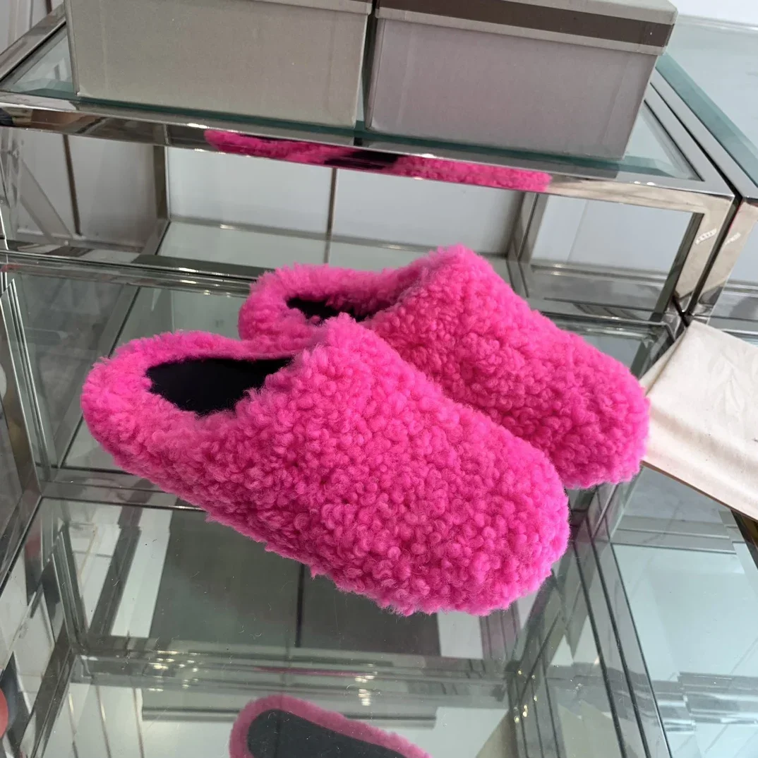 Brand 2024 Luxury Designer Woolen fleece Shoes Ladies Mule Runway Flats Thick Sole Leisure Italy Real Leather fur Slippers Women
Brand 2024 Luxury Designer Woolen fleece Shoes Ladies Mule Runway Flats Thick Sole Leisure Italy Real Leather fur Slippers Women