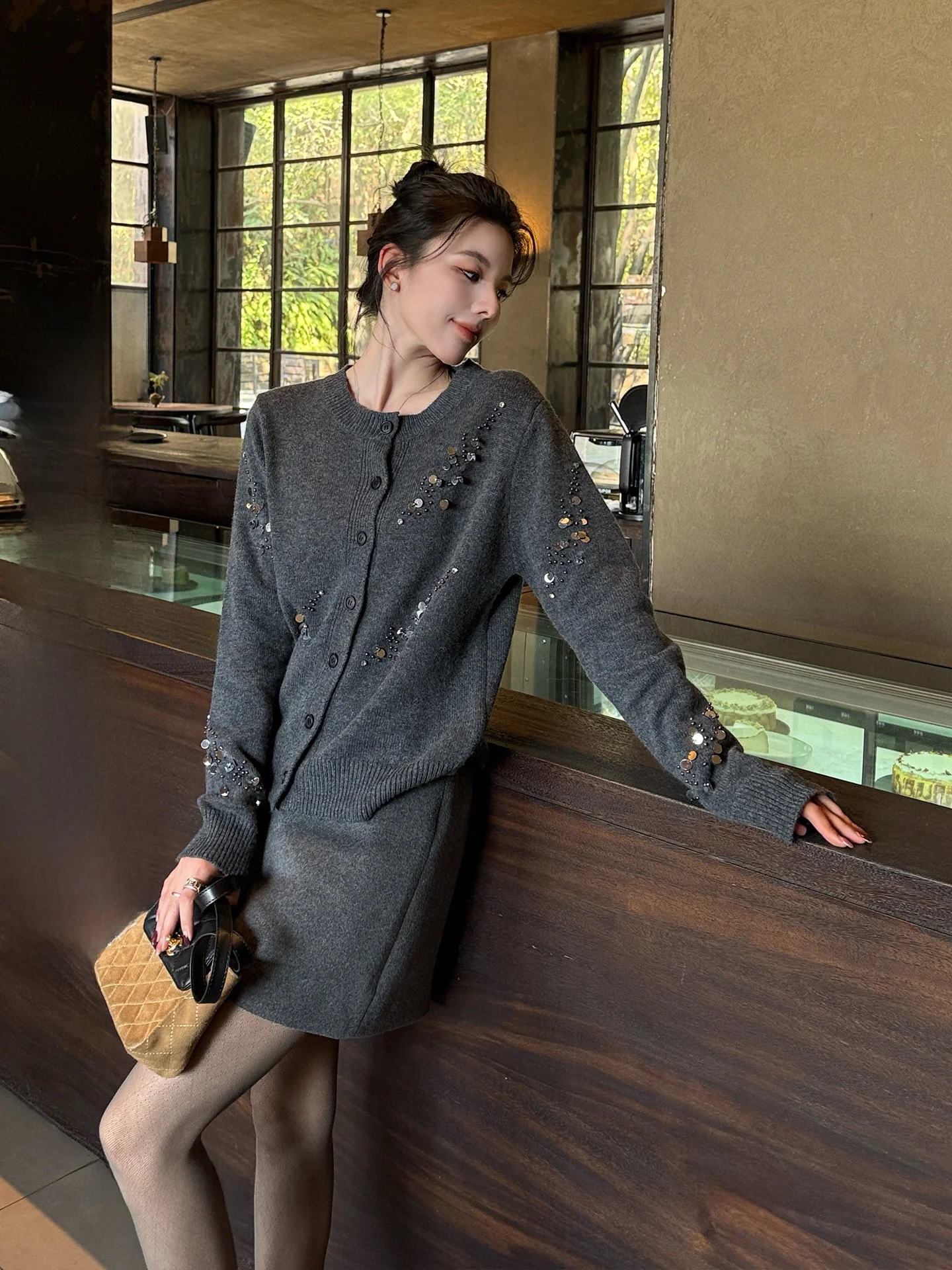 Handmade Beaded Sparkling Grey Woolen Sweater Coat Women's Fashionable Casual Style Starry Series Thick Winter Cardigan
Handmade Beaded Sparkling Grey Woolen Sweater Coat Women's Fashionable Casual Style Starry Series Thick Winter Cardigan