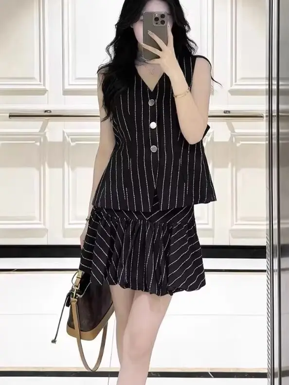 Spring/Summer Women Rhinestone Striped V-Neck Set Sleeveless Single Breasted Slim Vest + High Waist Pleated Elegant Mini Skirt
Spring/Summer Women Rhinestone Striped V-Neck Set Sleeveless Single Breasted Slim Vest + High Waist Pleated Elegant Mini Skirt