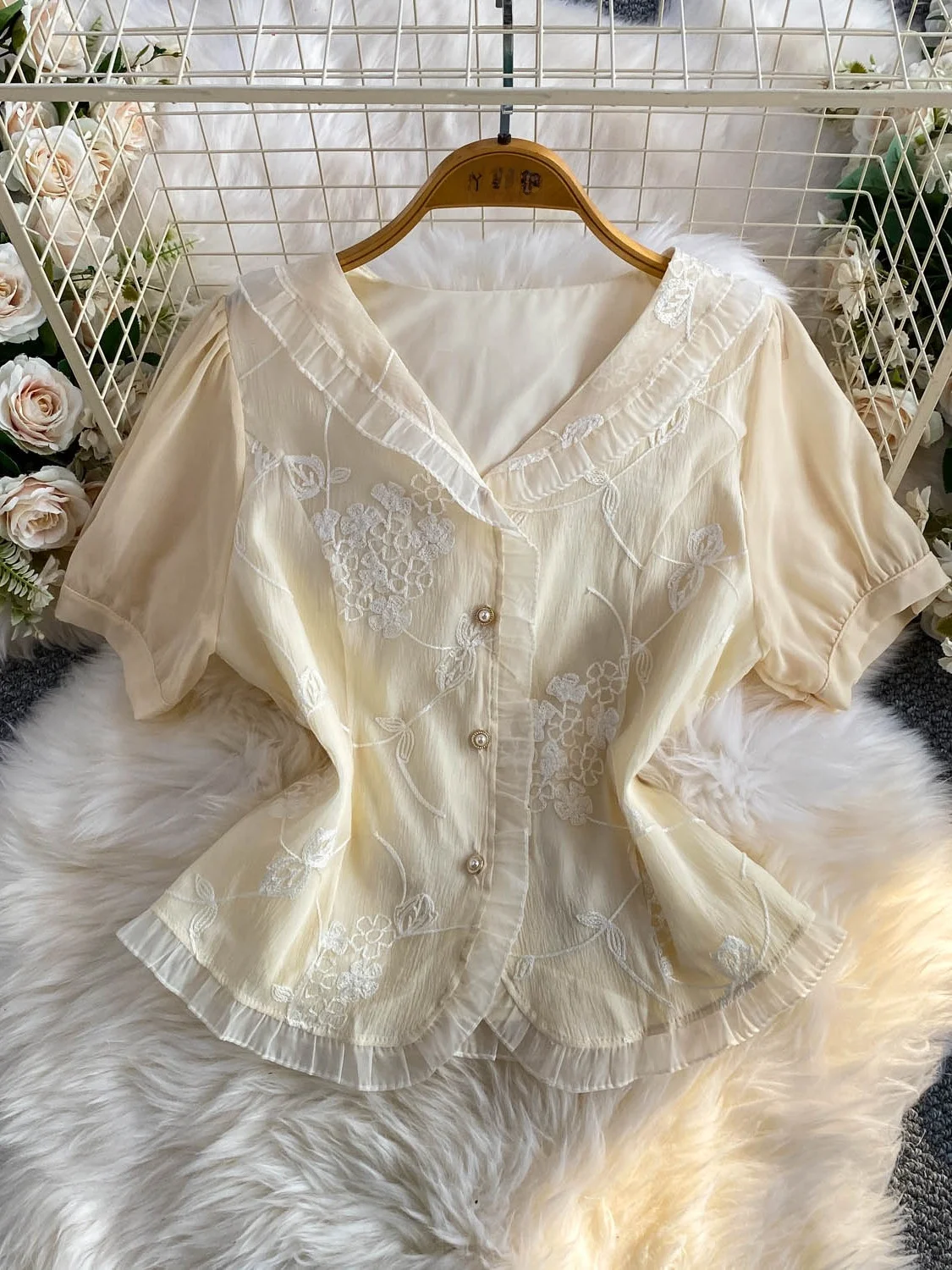 Slimming V-Neck Embroidered Shirt Women's Summer Pearl Button Slim Fit Lace Hem Top French Style Short Sleeve Bubble Sleeve
Slimming V-Neck Embroidered Shirt Women's Summer Pearl Button Slim Fit Lace Hem Top French Style Short Sleeve Bubble Sleeve