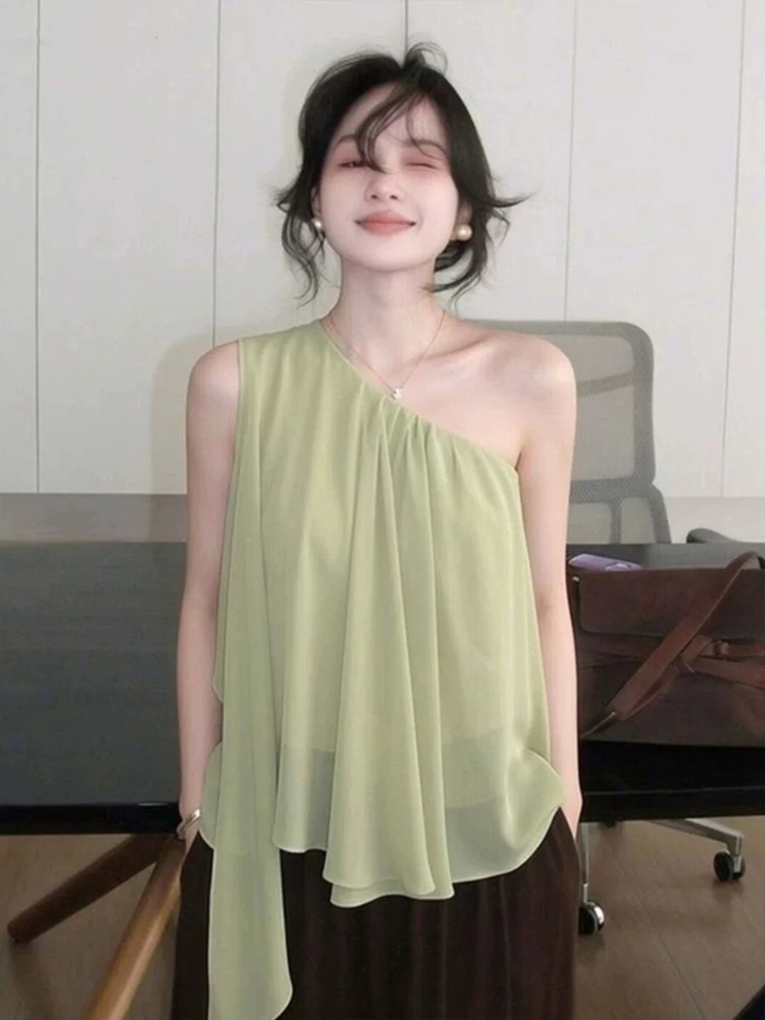 Elegant Lazy Style Diagonal Shoulder Vest Women's Sleeveless Top Fashionable Casual Summer Loose Fit Silk Blend Commute Wear
Elegant Lazy Style Diagonal Shoulder Vest Women's Sleeveless Top Fashionable Casual Summer Loose Fit Silk Blend Commute Wear