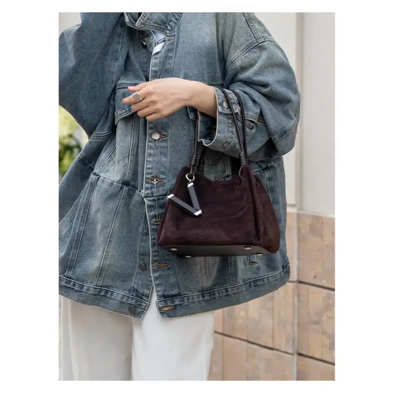 Women's Suede Bucket Lunch Box Bag Luxury Design Handbag High Quality Fashion Classic Women's Retro Brown Crossbody Shoulder Bag
Women's Suede Bucket Lunch Box Bag Luxury Design Handbag High Quality Fashion Classic Women's Retro Brown Crossbody Shoulder Bag