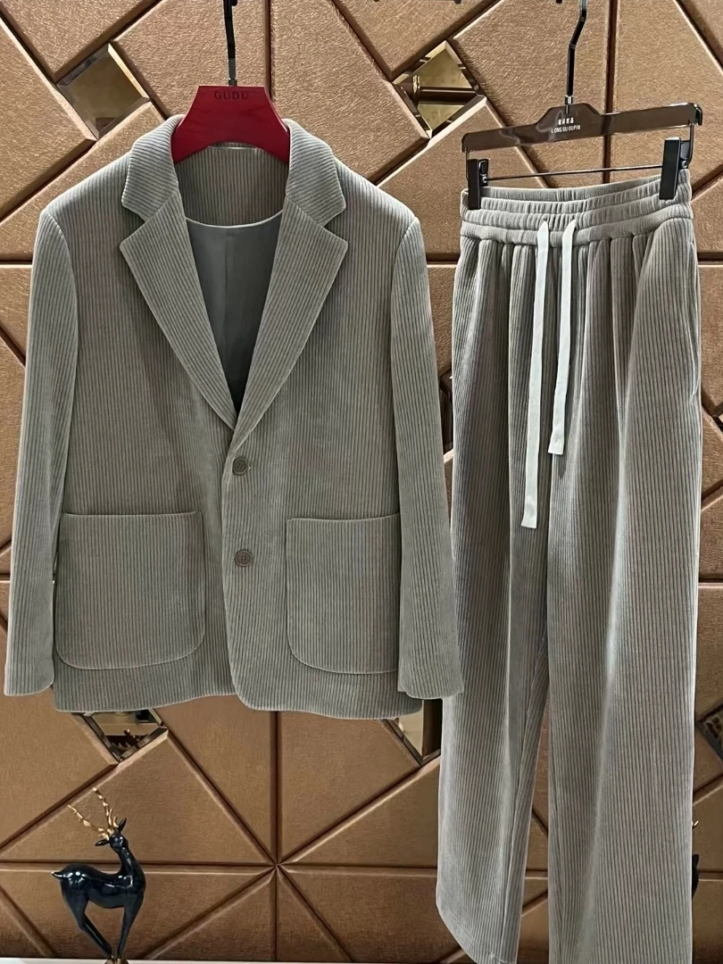 Мужской костюм-двойка для ранней весны: новый, удобный, высококачественный, универсальный, молодежный, модный, приталенный крой, с декоративными пуговицами
Мужской костюм-двойка для ранней весны: новый, удобный, высококачественный, универсальный, молодежный, модный, приталенный крой, с декоративными пуговицами