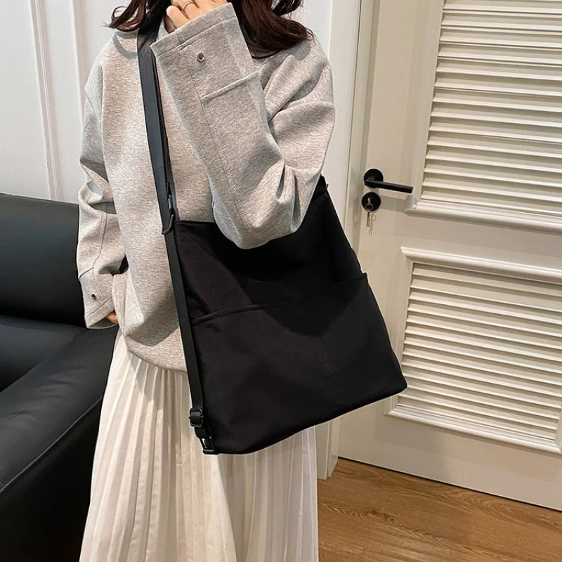 High-End Women's Handbag Made Of Tough Leather Boasting Trendy Design And Paris Vintage Neat Look
High-End Women's Handbag Made Of Tough Leather Boasting Trendy Design And Paris Vintage Neat Look